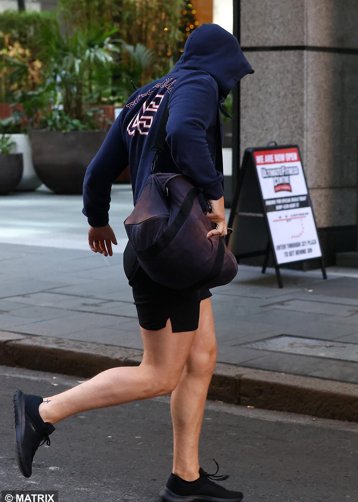Towards the end of November, Liam started hiding from paparazzi