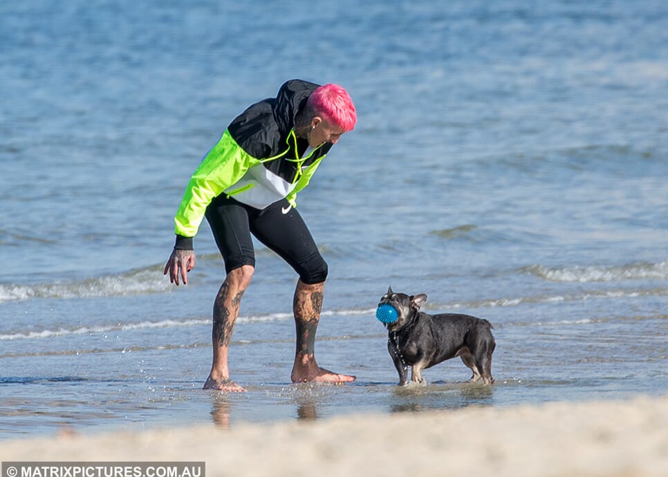 Bachelor In Paradises Ciarran Stott Loses His Shirt At Port Melbourne Beach Alongside Two Lucky 