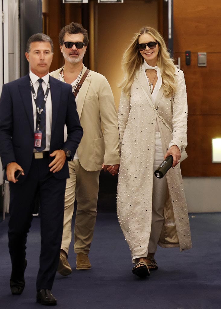 Pictured: Elle Macpherson arrives in Sydney with Doyle Bramhall