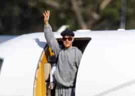 BREAKING NEWS Robbie Williams lands in Sydney as Australian Privacy Tour continues. Waves at peasants from private jet.