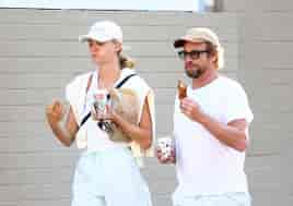 Brekkie en Blanc! Simon Baker and ‘mystery’ girlfriend coordinate in artsy white outfits for morning outing.